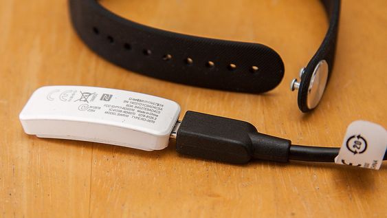 Sony Core-enheten, som sitter i selve armbåndet, er vanntett og lades via USB. 