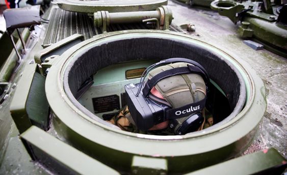Hæren tester nå bruk av Oculus Rift for å kunne se hele miljøet rundt stridsvognene og hente inn AR-informasjon. Test på Rena. Systemet er levert av bla Making View. Foto: Eirik Helland Urke 