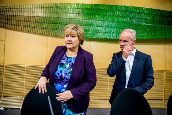 Statsminister Erna Solberg og moderniseringsminister Jan Tore Sanner under pressekonferanse om regjeringskvartalet. Regjeringen går inn for at Høyblokka i regjeringskvartalet blir stående og at Y-blokka rives. 