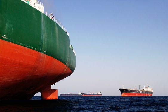Tungolje: Tankskip venter på last. Dersom de går i transitt gjennom et ECA-område, må de skifte til lavsvoveldrivstoff. WWF frykter at en del skip kan droppe det. Kontroll skjer kun i havn.
