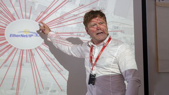 Slik skal fiber bygges: Fiber bygges best ut til kundene i stjerneformasjon. Hver kunde skal ha sin fiber. Det gir best kapasitet og det mest stabile nettet mener teknologidirektør Tore Krisstiansen i Altibox.