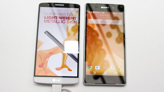 LG G3 ved siden av Sony Xperia Z2. 