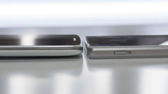 G3 (til venstre) ved siden av Sony Xperia Z2. 