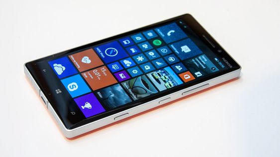 Nokia Lumia 930 har rene linjer og ramme i metall. 
