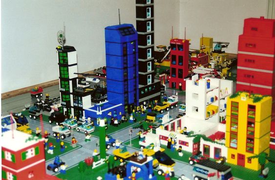 Byggeklosser fra Lego har utformet flere miniatyrfasader enn det som telles kan. Nå følger den virkelige verden etter. 