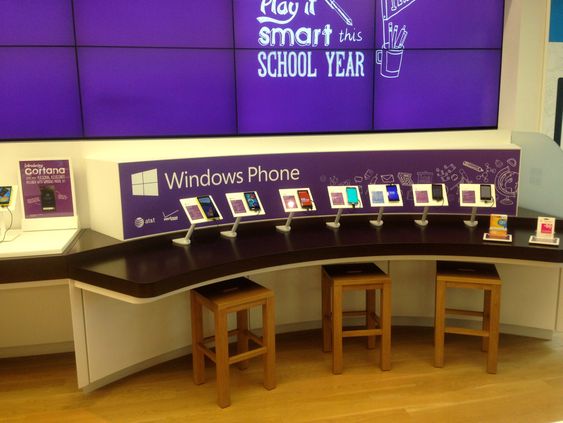 Buede bord er ett av særtrekkene som skiller Microsofts butikker fra Apple sine.