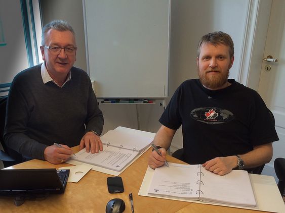 Salgsdirektør Tor Leif Mongstad i Havyard Group og administrerende direktør Steingrímur Erlingsson i Fafnir Offshore er førnøyde med å kunne signere kontrakt om bygging av ytterligere en PSV.  