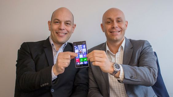 En imponerende telefon: Nye Nokia Lumia 930 er det du skal ha til sommeren. mener teknologidiretør i Microsoft, Børge Hansen og produktsjef i Nokia i Norge, Henrik Fagernes 
