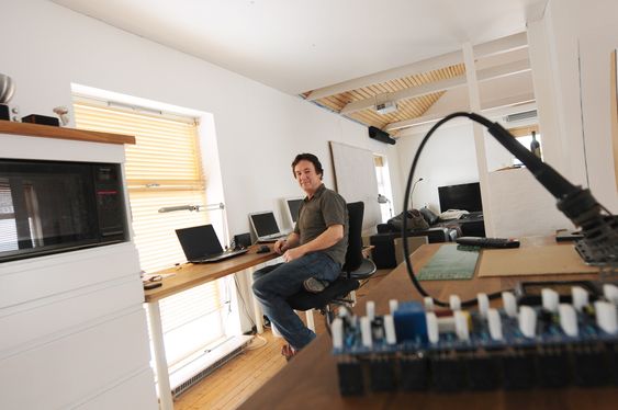 Geir Fredriksen utvikler høyttalere hjemmefra i Inderøy. 