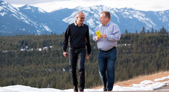 Nye sjefer: Microsofts nye toppsjef etter Steve Balmer, Satya Nadella (til venstre) den nye sjefen for Microsoft Devices Group, Stephen Elop tar seg en spasertur sammen med en ny Nokiamodell. 