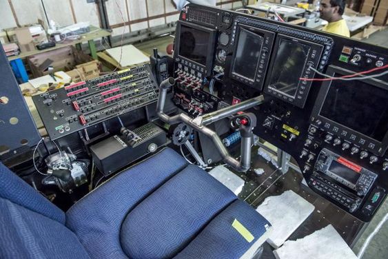 Cockpiten er kummerlig, men ergonomisk utformet. Setet er av samme typen som brukes i Business Class på kommersielle fly for maks komfort. 