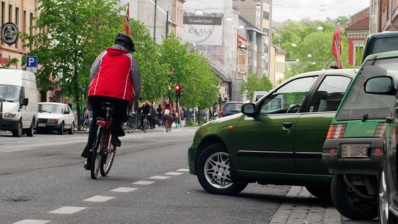 Oslo. Grønland. Aftenpostens lesere har kåret denne strekningen på Grønland til å være Oslos verste sykkelfelle. Privatbiler, varetransport og drosjer tjuvbruker sykkelstien oog skaper farlige situasjoner.Bildet: Syklist på farlig strekning. Bil svinger plutselig ut i sykkelfeltet.FOTO: THOMAS OLSEN 