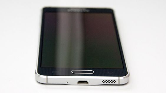 Telefonen har et mer voksent uttrykk enn mange av Samsungs tidligere telefoner. 