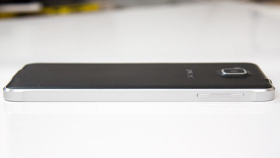 Telefonen er tynnere enn iPhone 6.