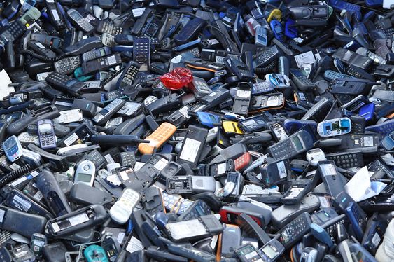 Det blir produsert mange mobiltelefoner. Når forbrukeren bytter mobil, forsvinner de ikke uten videre. Bildet er fra en urban gruve i det nord-europeiske lavlandet. 