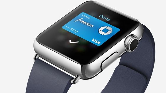 Apple Pay er integrert i klokka. Mobilbetaling blir dermed enklere for klokkeeiere. 
