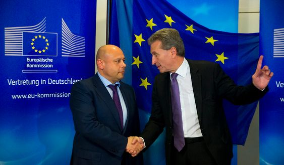 Ukrainas energiminister Jurij Prodan (t.v.) og EUs energikommissær Günther Oettinger i forkant av gassmøtet i Berlin fredag. 