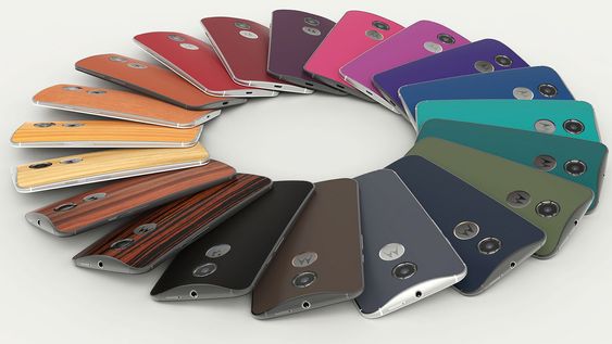Moto X kommer i en rekke varianter. Amerikanske kunder kan designe telefonen etter eget ønske via Motorola Moto Maker-nettjeneste. 