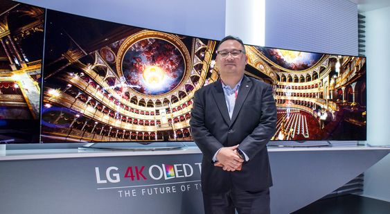 Selvsikker: LG er i en svært gunstig posisjon nå når OLED-produksjonen virkelig er i gang for fullt, mener selskapets internasjonale informasjonssjef Kenneth Hong. 