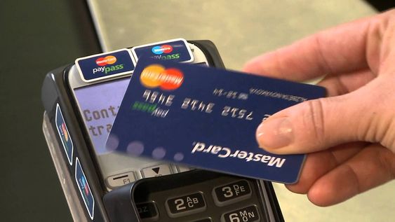 Mastercard har sin egen kontaktløse NFC-baserte løsning kalt Paypass. Visa har Paywave. 