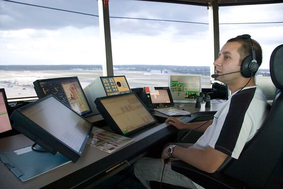 Flygelederne i tårnet på Gatwick styrer trafikken på den travleste flyplassen med én rullebane. 