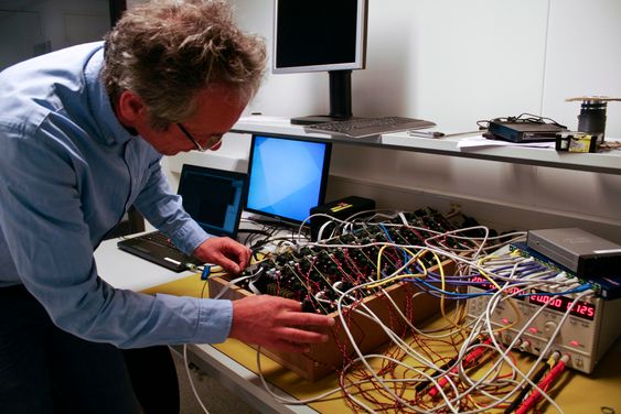 Rolf Jahren er ansvarlig for elektronikkutvikling i Halfwave. Her testes elektronikken som senere skal sendes gjennom gassrørledninger. 