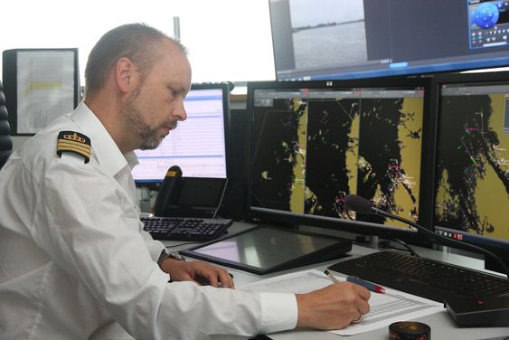 Oversikt: Trafikkleder Torgeir Lund har kontroll på alle skip i den nordlige del av Kvitsøy trafikksentrals dekningsområde. Han er strålende fornøyd med det nye utstyret. 