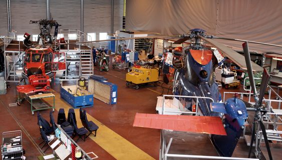 Halvparten av den største hallen til Heli-One på Sola er viet vedlikehold av tilbringerhelikoptrene til søsterselskapet CHC Helikopter Service. 
