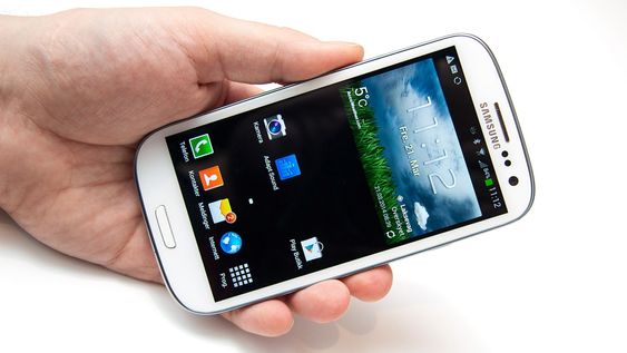 Samsungs menysystem er som vanlig installert, og telefonen kjører Android 4.3. 