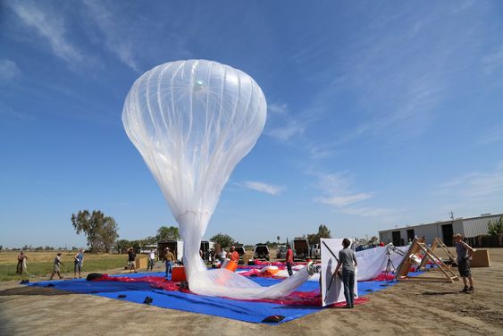 Her holder et team på å gjøre klar en av testballongene til Loon-prosjektet. 