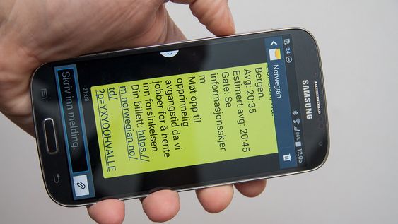 Du kan bruke volumtasten på siden av telefonen til å gjøre teksten i meldingene større eller mindre. 