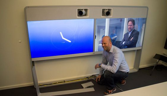 Skjulte kabler: Produktsjef for romsystemer, Anders Mortvedt viser hvordan alt av kabler er skjult i en av de nye toppmodellene til Cisco. Denne har to innebygde Speaker Track kameraer og kan jobbe med det nye videoformatet H.265.