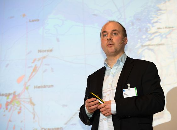 Lars Flæten fra Statoil fortalte om utfordringene med å bygge ut Aasta Hansteen som ligger så langt fra land og med svært tøffe vær- og strømforhold. 