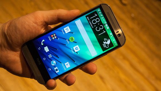 HTC One (M8) er en toppspesifisert Android-mobil med fem tommers skjerm. 
