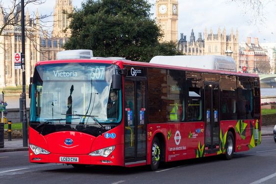To elektriske London-bussene ble satt i drift like før jul. 