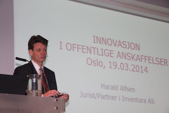 Jurist og partner i Inventura, Harald Alfsen, svarte et klart "Nei" på overskriften på konfernaeplakaten: Offentlig innkjøp – et hinder for innovasjon?