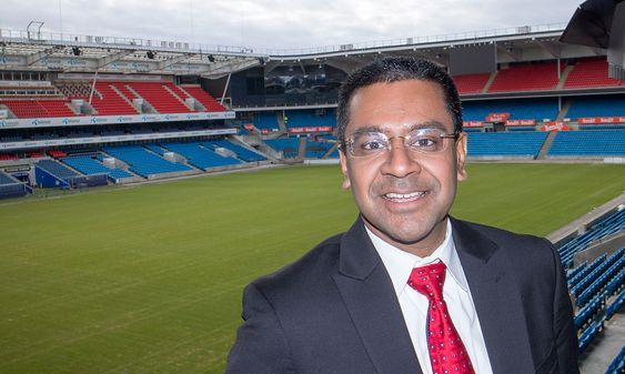 Tror på den personlige analysen: Big data-basert analyse helt ned på individnivå kan gjøre spåkona overflødig, mender sjefen for analyse og big data i SAP, Shekar Iyer, når vi møtte han på Ullevål stadion på en konferanse.