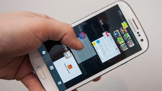 Du trenger ikke en «task killer»-app på telefonen. Det kan gjøre telefonen tregere. Androids innebygde appveksler er alt du trenger for å avslutte gjenstridige apper.