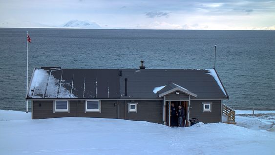 Vinterlig sjøhytte: Det er ikke badetemperaturen som frister i hytta til Svein Nordal. Men for teknologielskere er den et funn.  