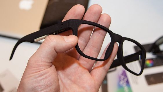 Prototype av brillene. Her er elektronikken synlig i brillestangen.  
