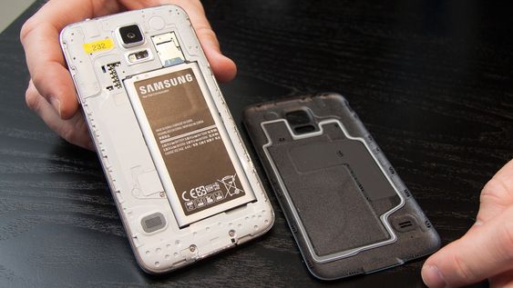 Pakningen på innsiden av bakdekselet sørger for at Samsung Galaxy S5 er vanntett.