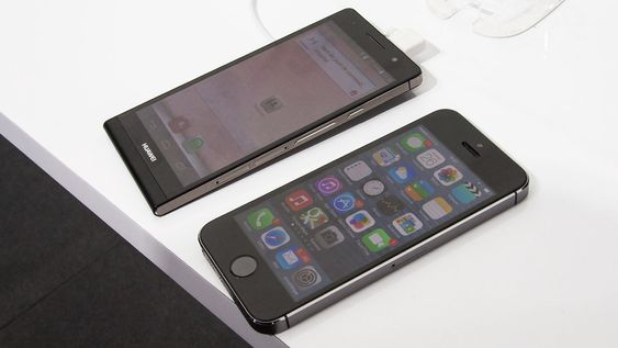Huawei P6 ligner fremdeles ganske mye på iPhone, selv om det ikke er en direkte kopi. 