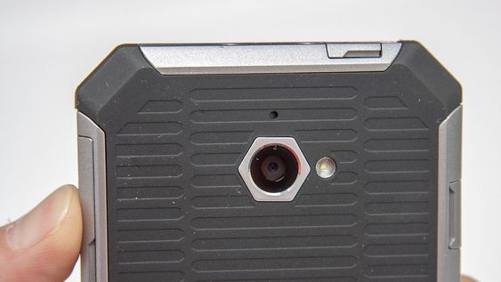 Bullit har beskyttet kameraet med gjennomsiktig plast. Du får altså fort riper her om uhellet skulle være ute. 