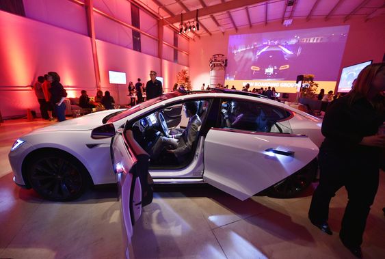 Tesla-sjef Elon Musk avduket den oppgraderte Model S i Hawthorne, California torsdag lokal tid. Den nye versjonen utstyres med en ekstra elmotor på forakslingen. 