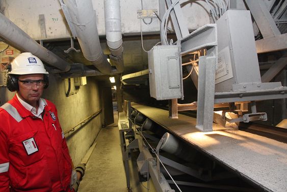 Kvalitet: Fabrikksjef Per Knudsen ved transportbåndet under fabrikk 4. Her sjekkes størrelsen på fullgjødselkorn (priller) før de ferdigbehandles og eksporteres som granulat.