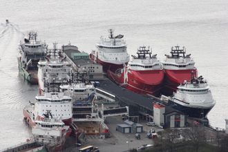 En vanlig situasjon i Bergen: Mange offshoreskip til kai. Alle bruker dieseldrevne generatorer til strømproduksjon. De bidrar til 35 % av de helseskadelige NOx-utslippene fra havna. Ett landstrømpunkt for ett skip er nå satt opp til venstre på kaia.
