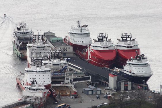 Skoltekaien: En vanlig situasjon i Bergen: Mange offshoreskip til kai. Alle bruker dieseldrevne generatorer til strømproduksjon. De bidrar til 35 % av de helseskadelige NOx-utslippene fra havna. Nå settes det opp ett landstrømpunkt som kan forsyne ett skip til venstre på kaia.