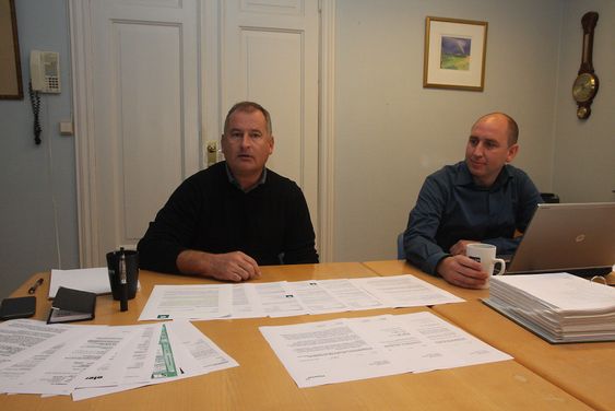 Dokumenter: Daglig elder Jan Rørvik Johnsen og HMS og kvalitetssjef Erik Røyeng i Oleon har samlet en anselig bunke dokumentasjon for å vise at de aldri har hatt intensjon om å lagre farlig avfall. 