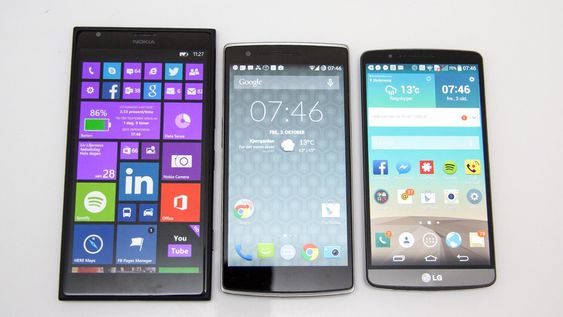 Oneplus One (i midten), med LG G3 til høyre og Nokia Lumia 1530 til venstre. 