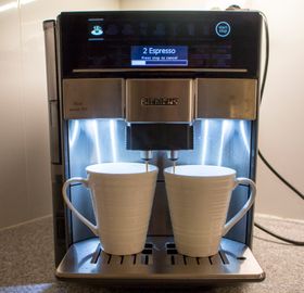 Kaffe for to: Dispenser har to utløp og du kan bistille dobbel dose for å få nok i begge koppene. Skal du ha mye går prosessen to ganger automatisk.  